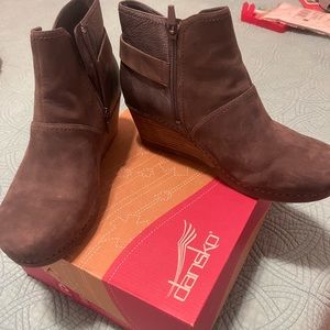 Dansko Shirley Gray NUBuck ankle boots,  size 42